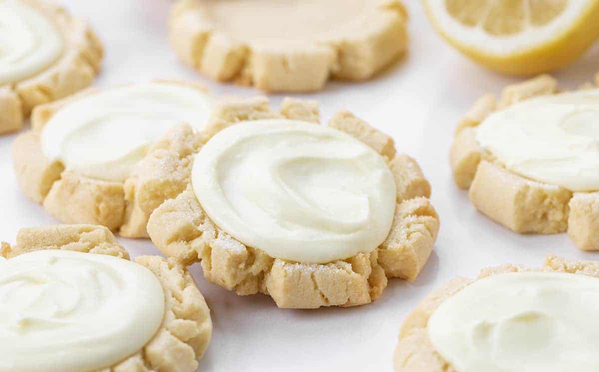 近距离的柠檬糖和柠檬糖霜饼干