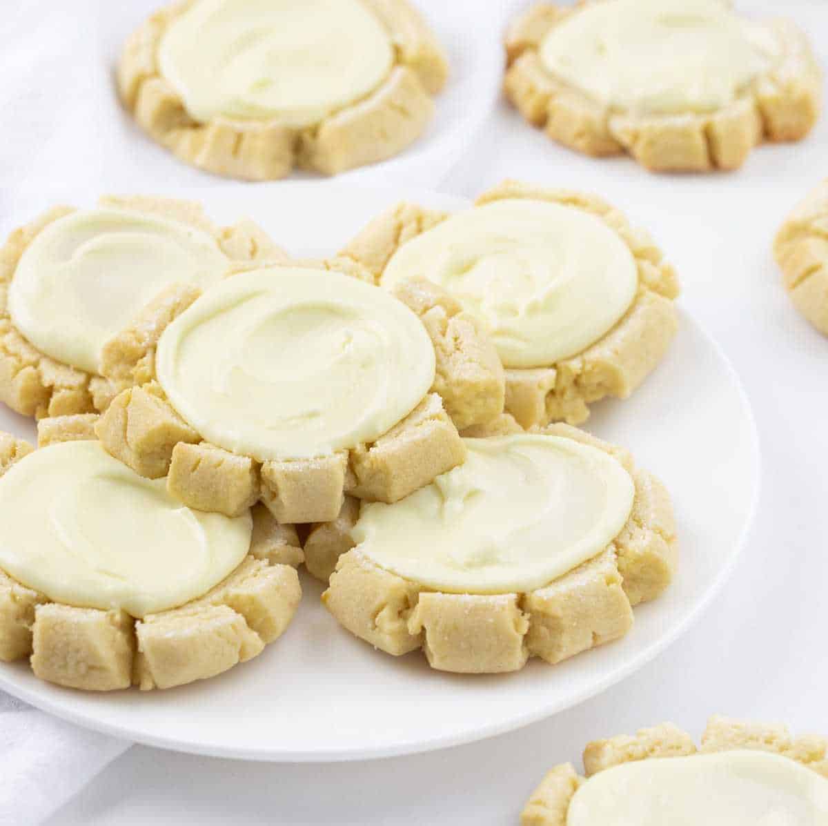 柠檬糖饼干与白色板柠檬糖霜饼干