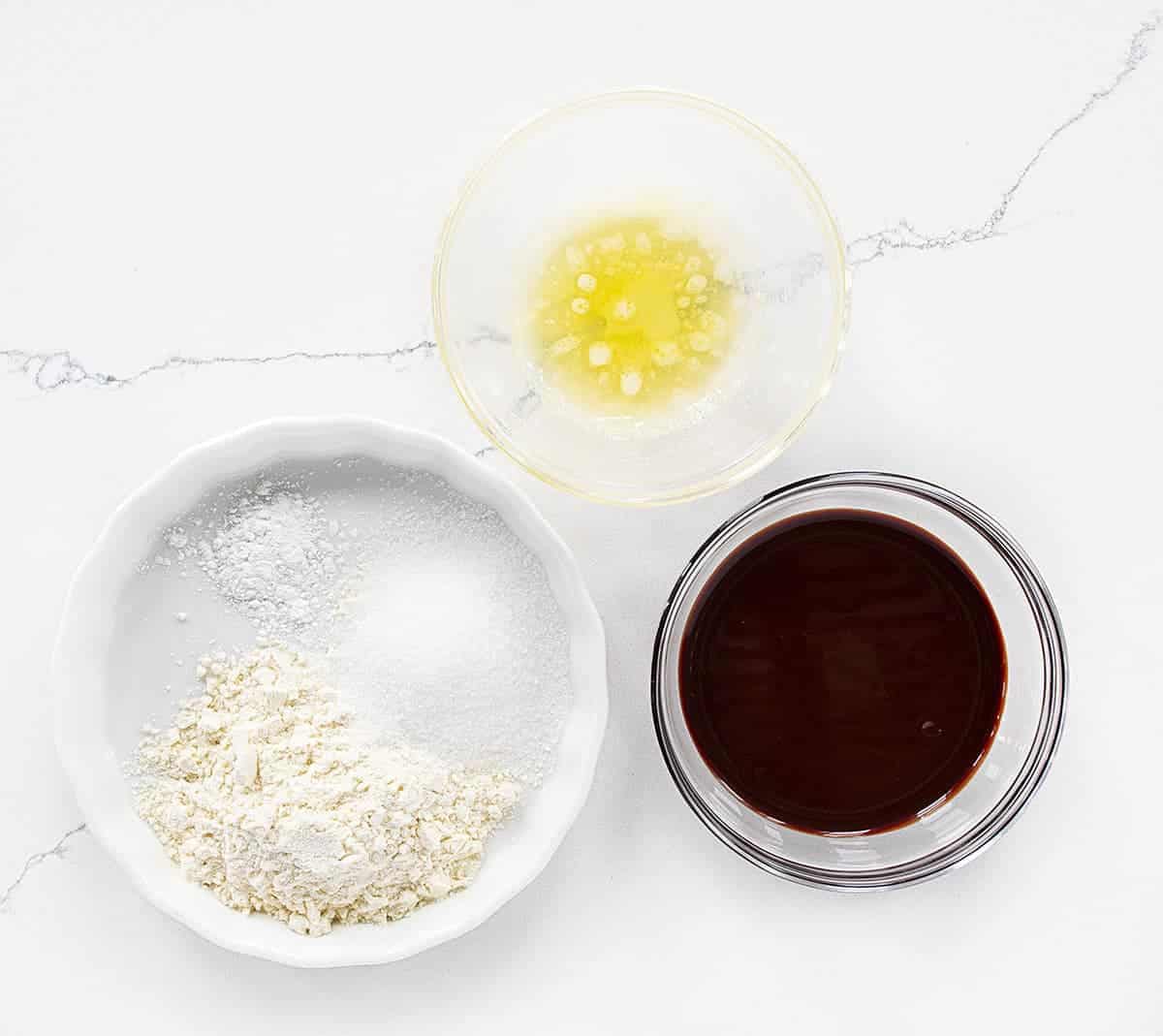 原料巧克力糖浆马克杯蛋糕拍摄从头顶