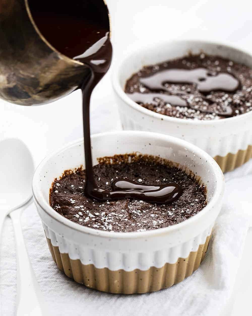 把巧克力糖浆倒在微波炉马克蛋糕上