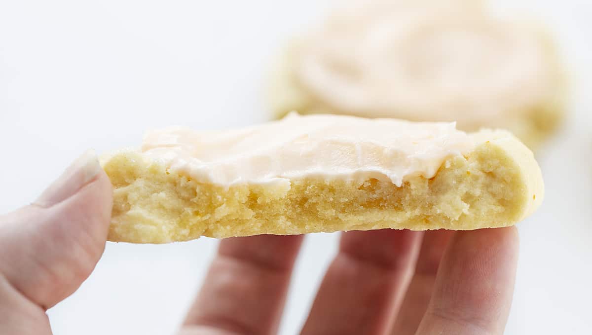 牵手与橙色的橘子糖饼干一点糖霜,橙色痛饮饼干显示内部结构