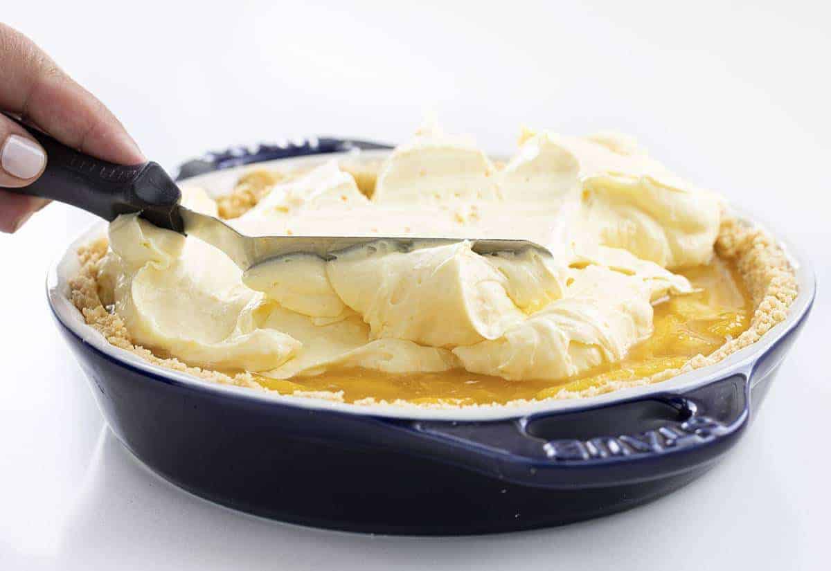 在桃子和奶油派上涂奶油层