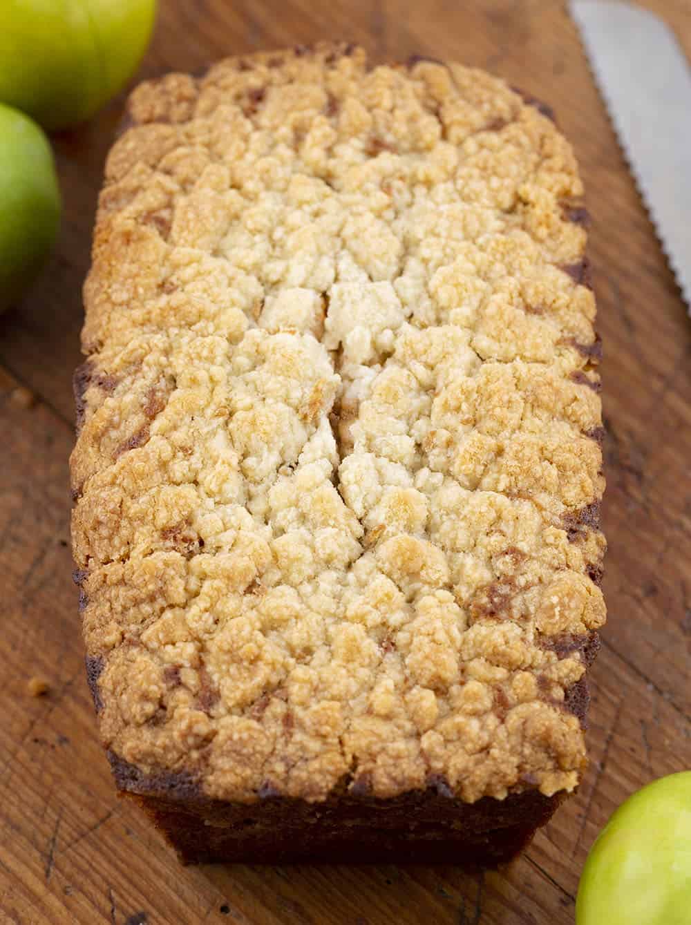 切菜板上的苹果西葫芦面包