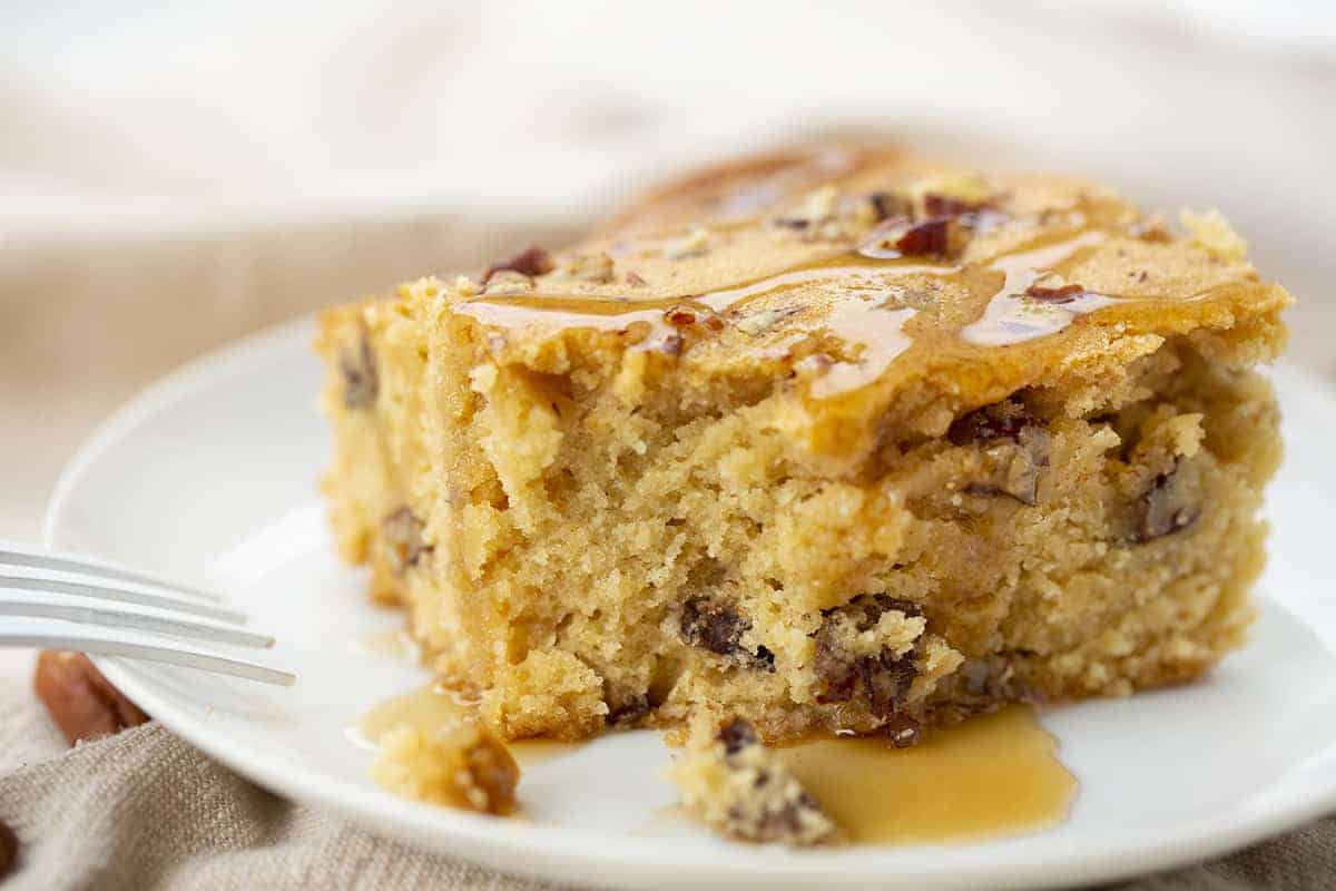 块枫山核桃零食蛋糕在白色板咬失踪