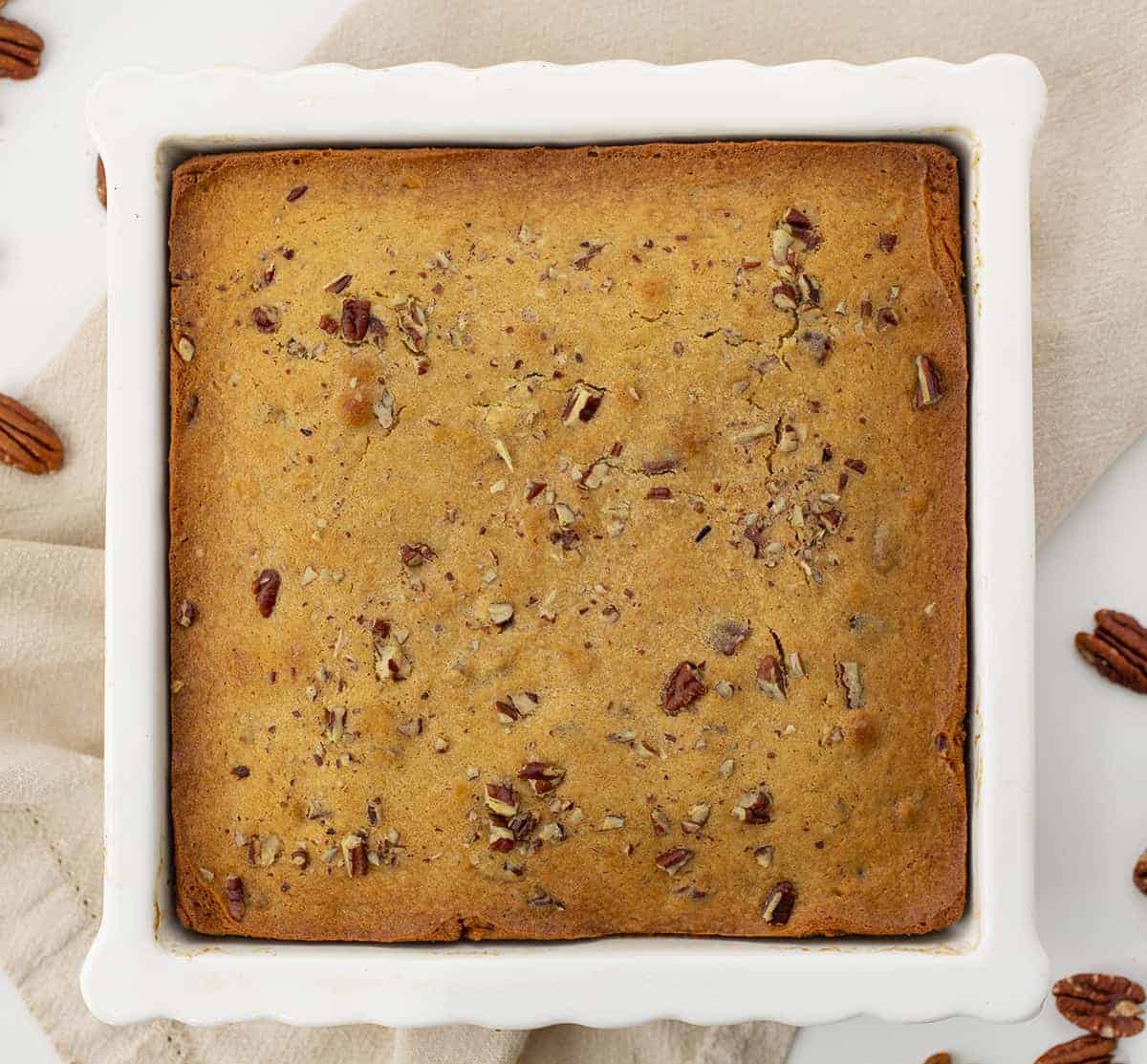 枫山核桃零食蛋糕的开销在白色的平底锅