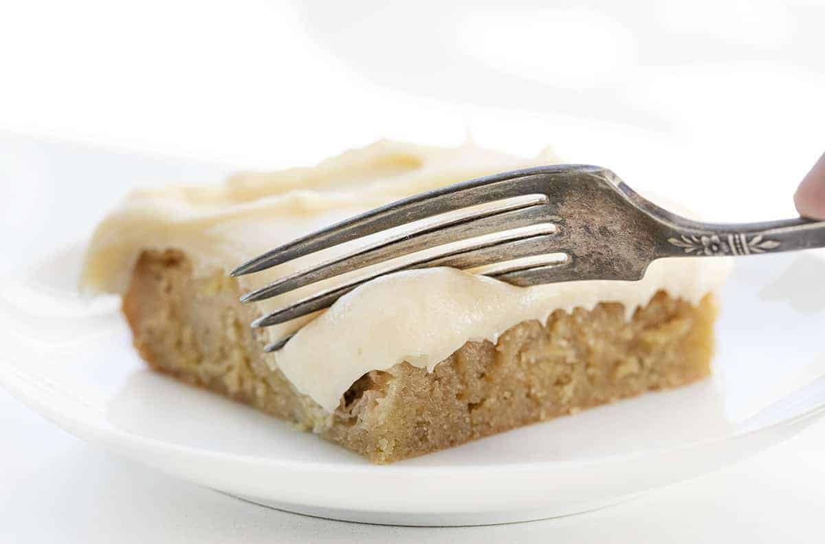 叉子咬了一口黏糊糊的香蕉棒，上面有咸焦糖糖霜