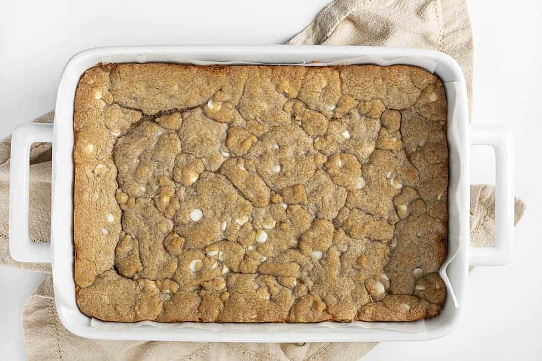 顶视图的白巧克力南瓜香料焦糖条白色的烤盘