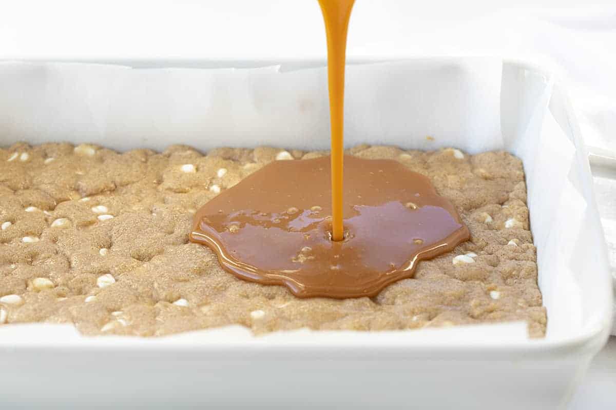 倒在滚烫的白巧克力焦糖南瓜香料焦糖棒