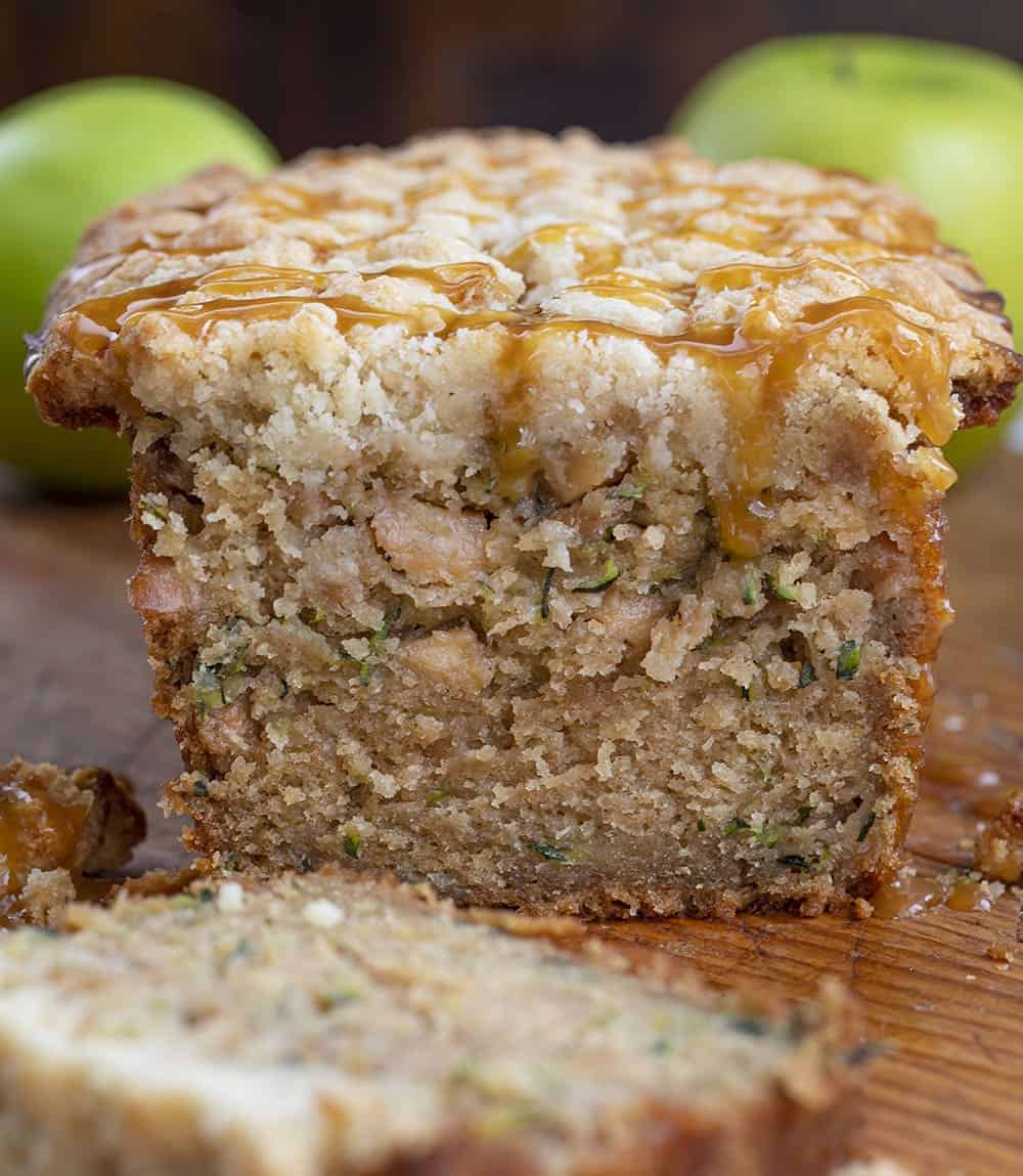 快速苹果西葫芦面包在砧板上