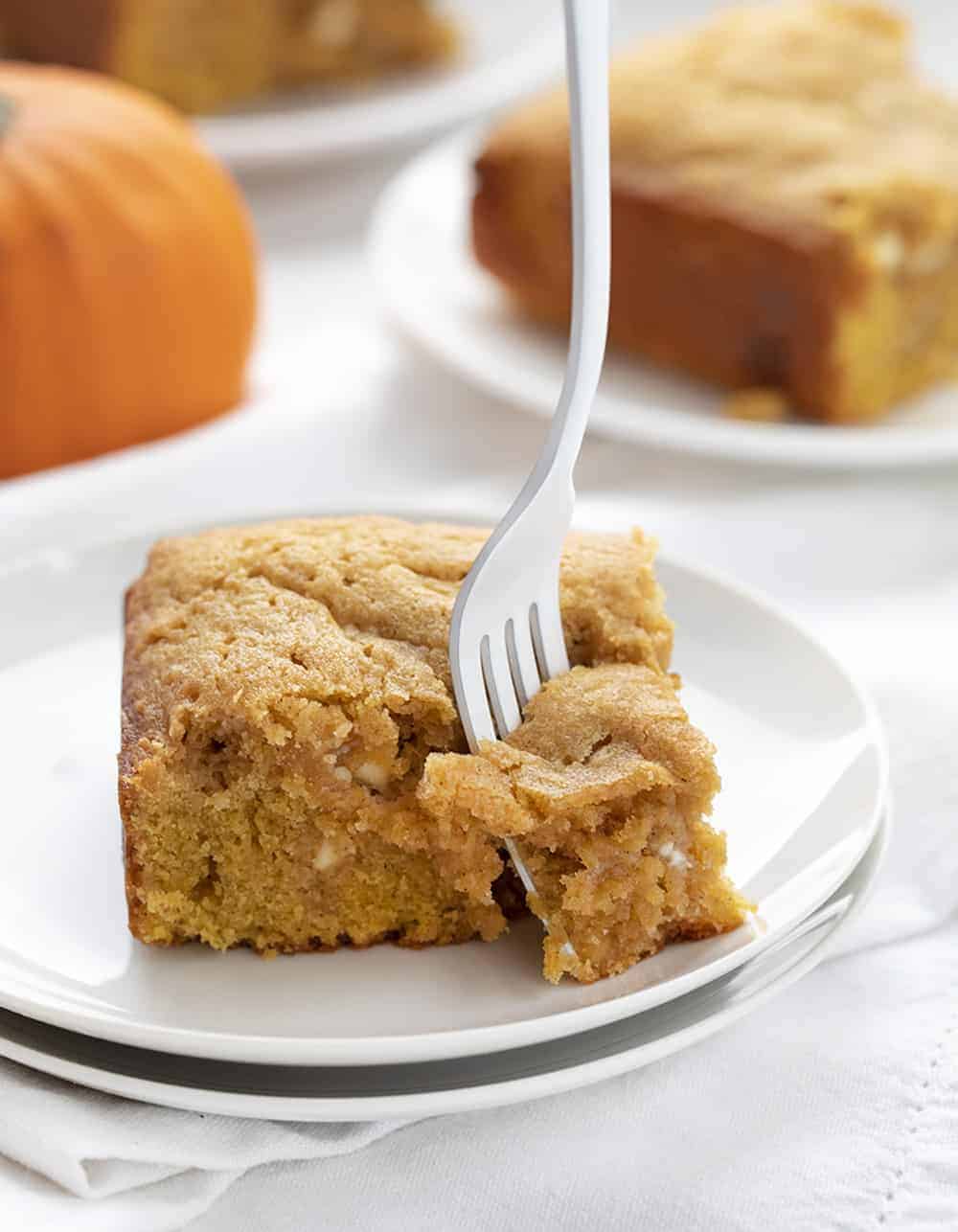 叉子咬一口南瓜香料点心蛋糕