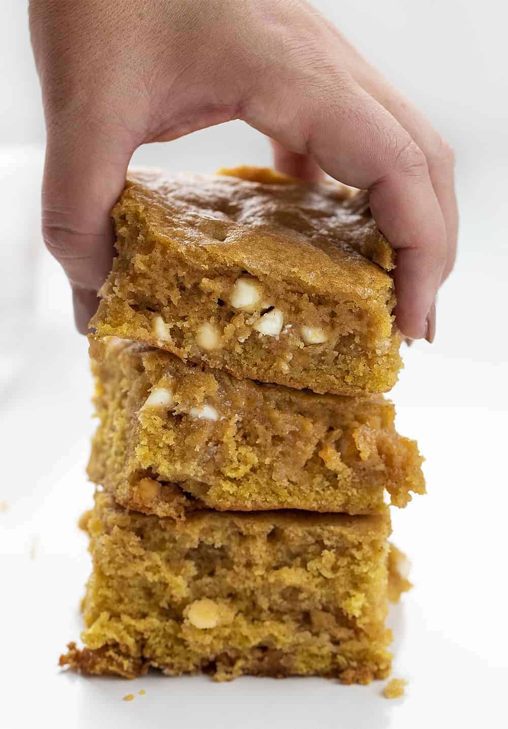 拿起堆放的南瓜香料点心蛋糕