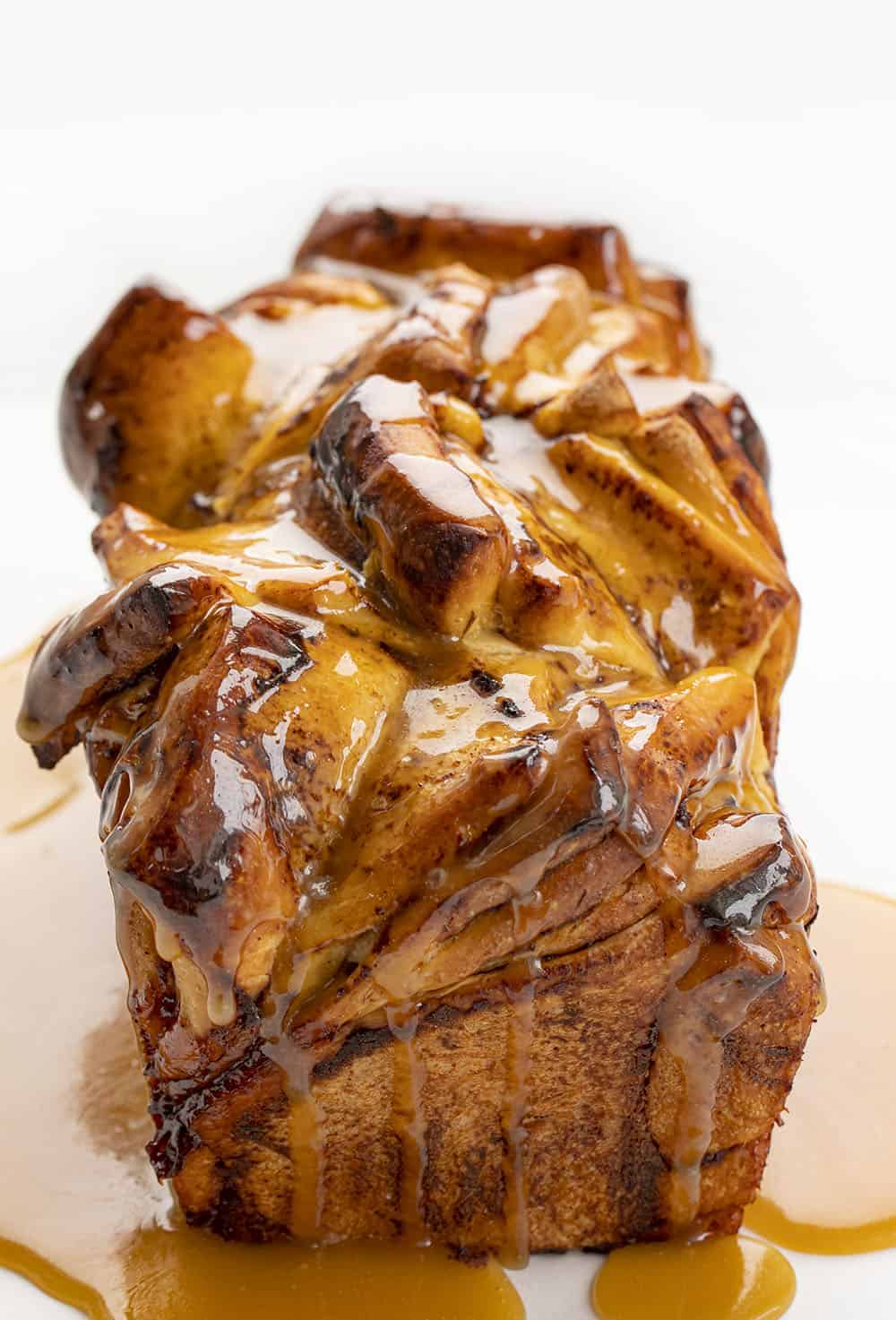 显示顶部的苹果黄油拉开面包