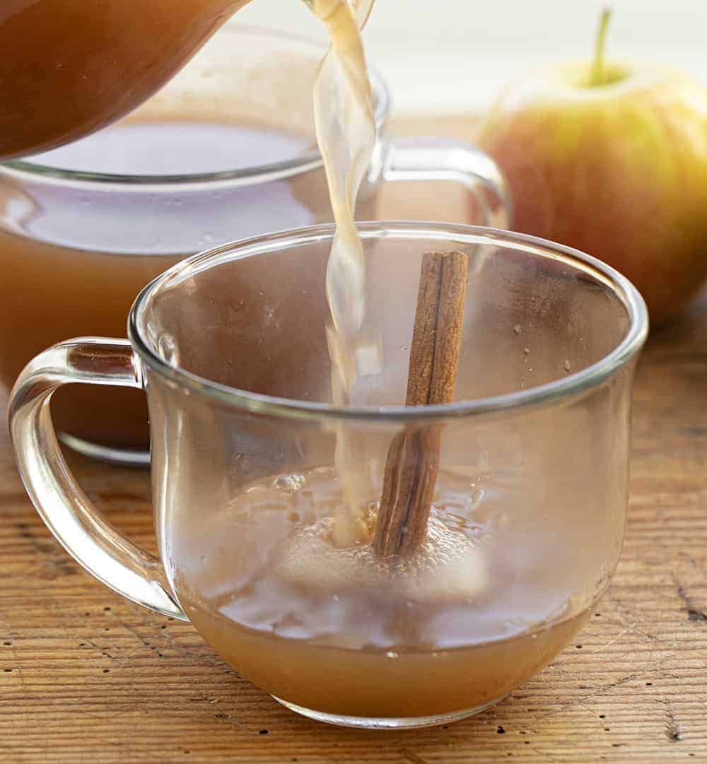 往杯子里倒苹果酒