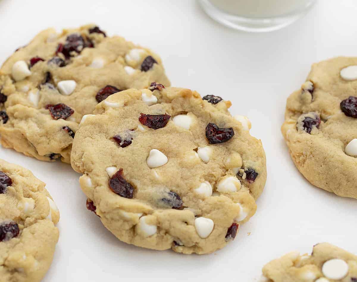 柔和白巧克力蔓越莓饼干白色柜台上