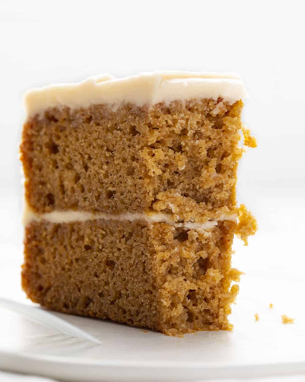 一块缺咬的苹果黄油蛋糕