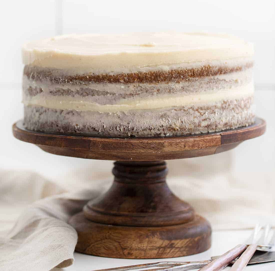 蛋糕架上的苹果黄油蛋糕