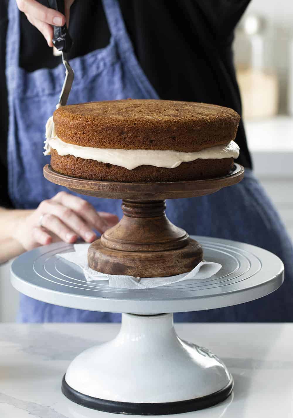 在苹果黄油蛋糕上撒糖霜