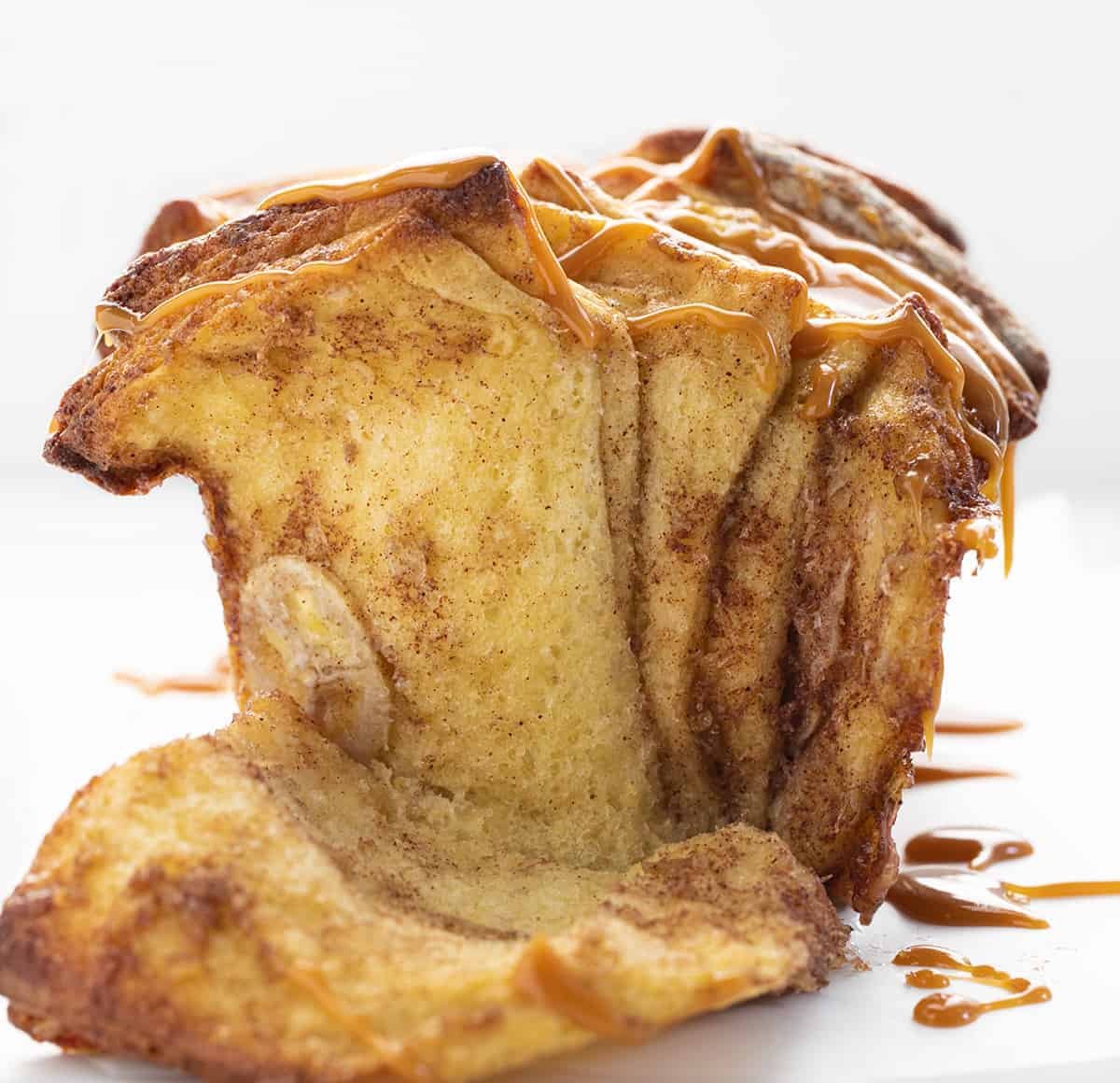 在温暖的香蕉培养撕开面包