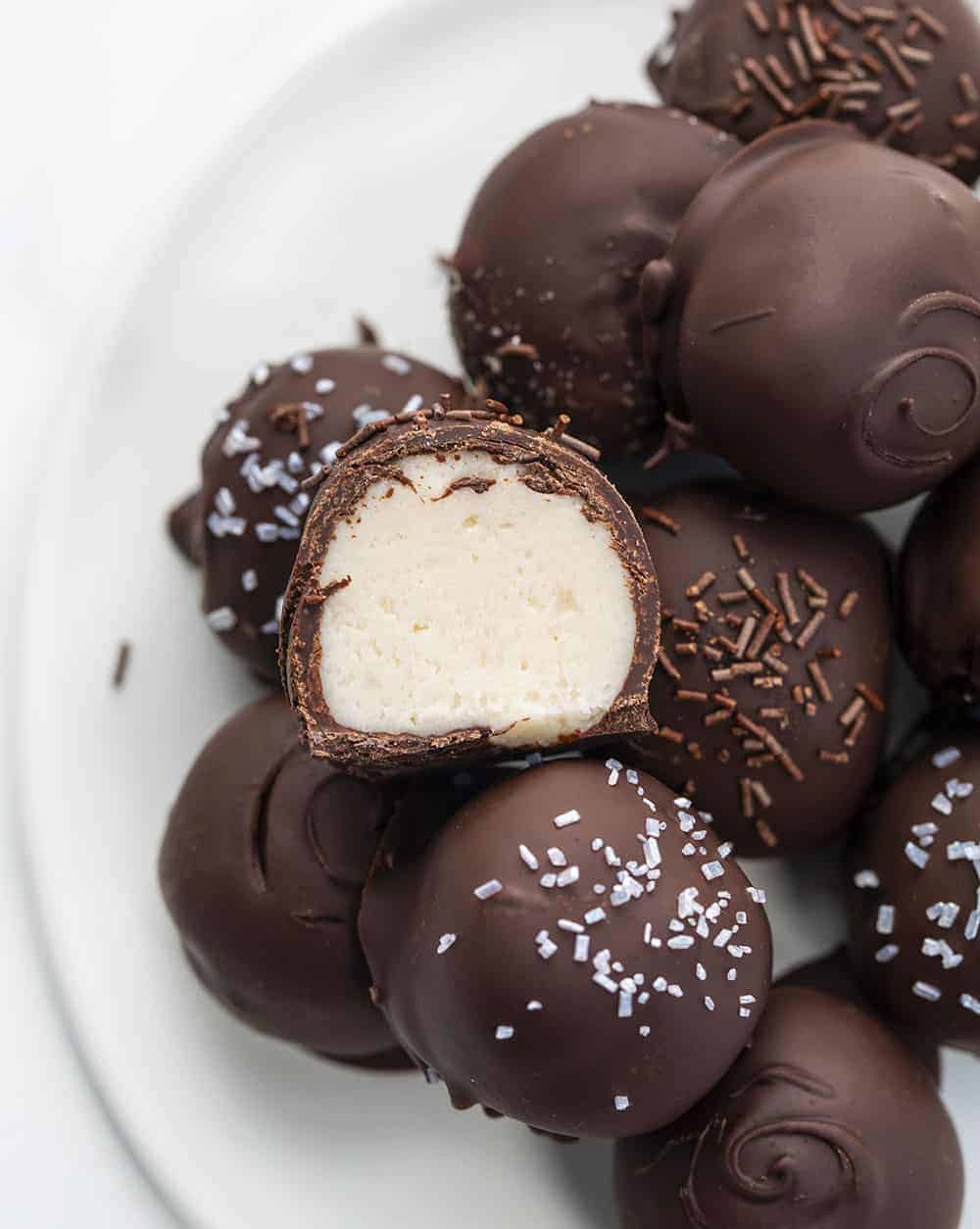 奶油乳酪与一个切开糖果在盘子里