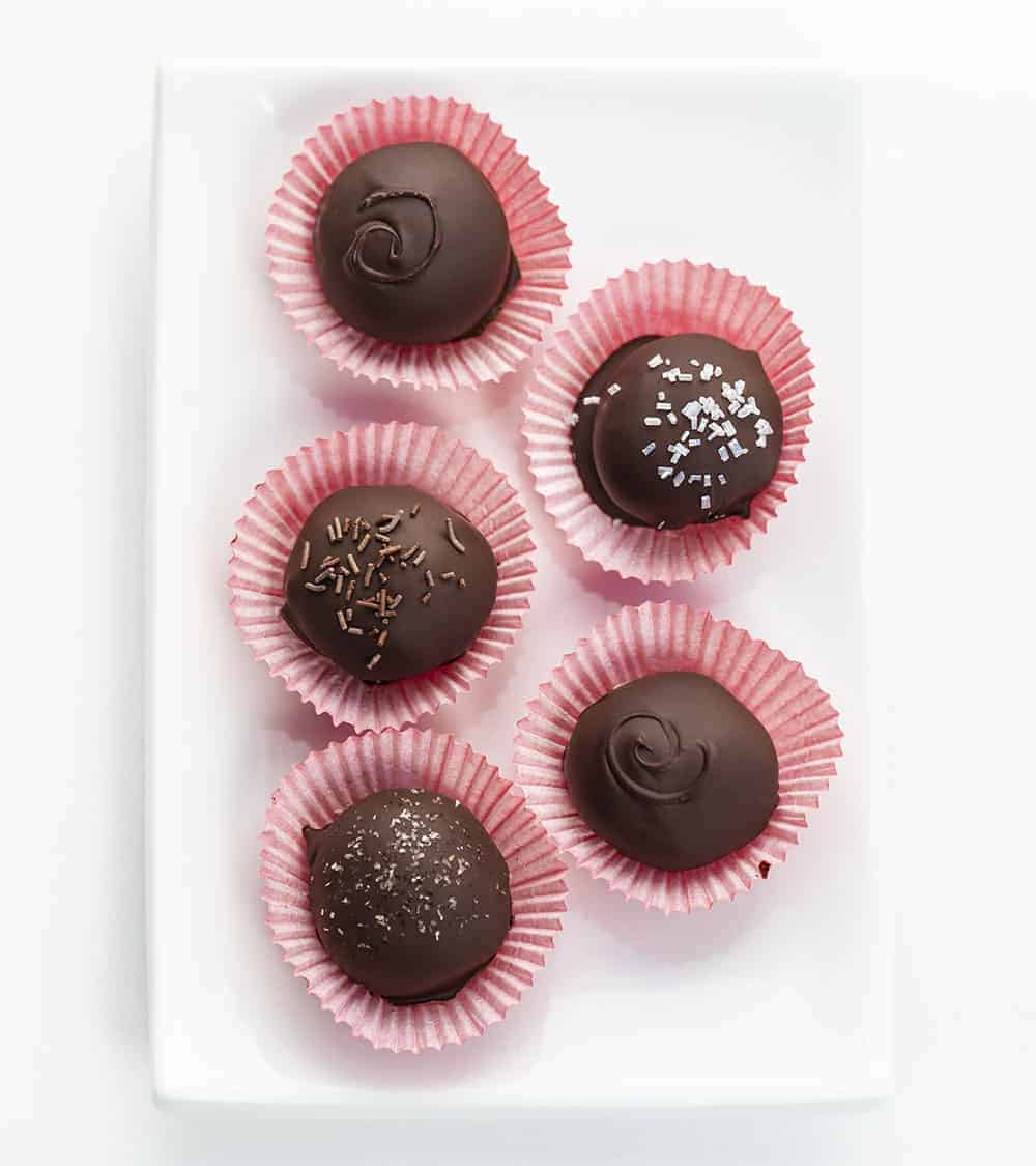 在一盘奶油乳酪糖果从开销