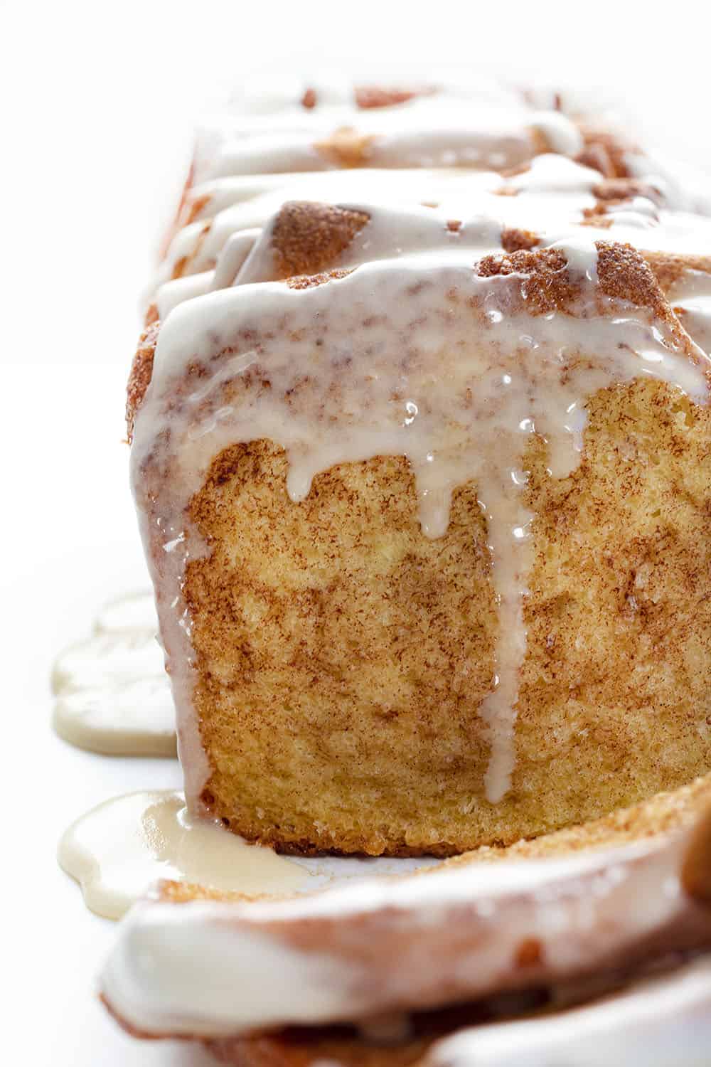 块肉桂卷撕开面包