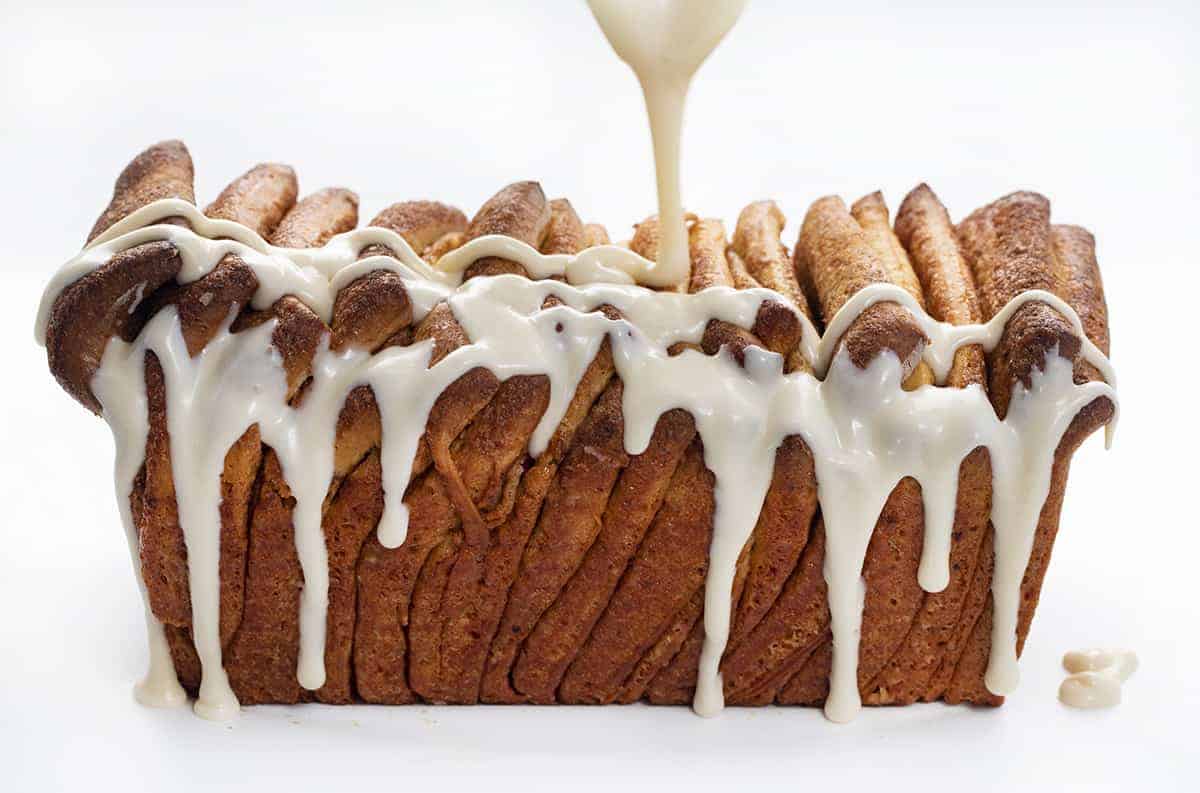 熟读糖霜在肉桂卷撕开面包