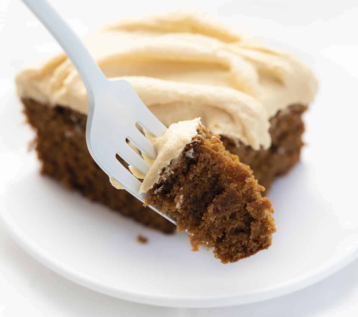 叉子咬一口姜饼蛋糕加盐焦糖糖霜