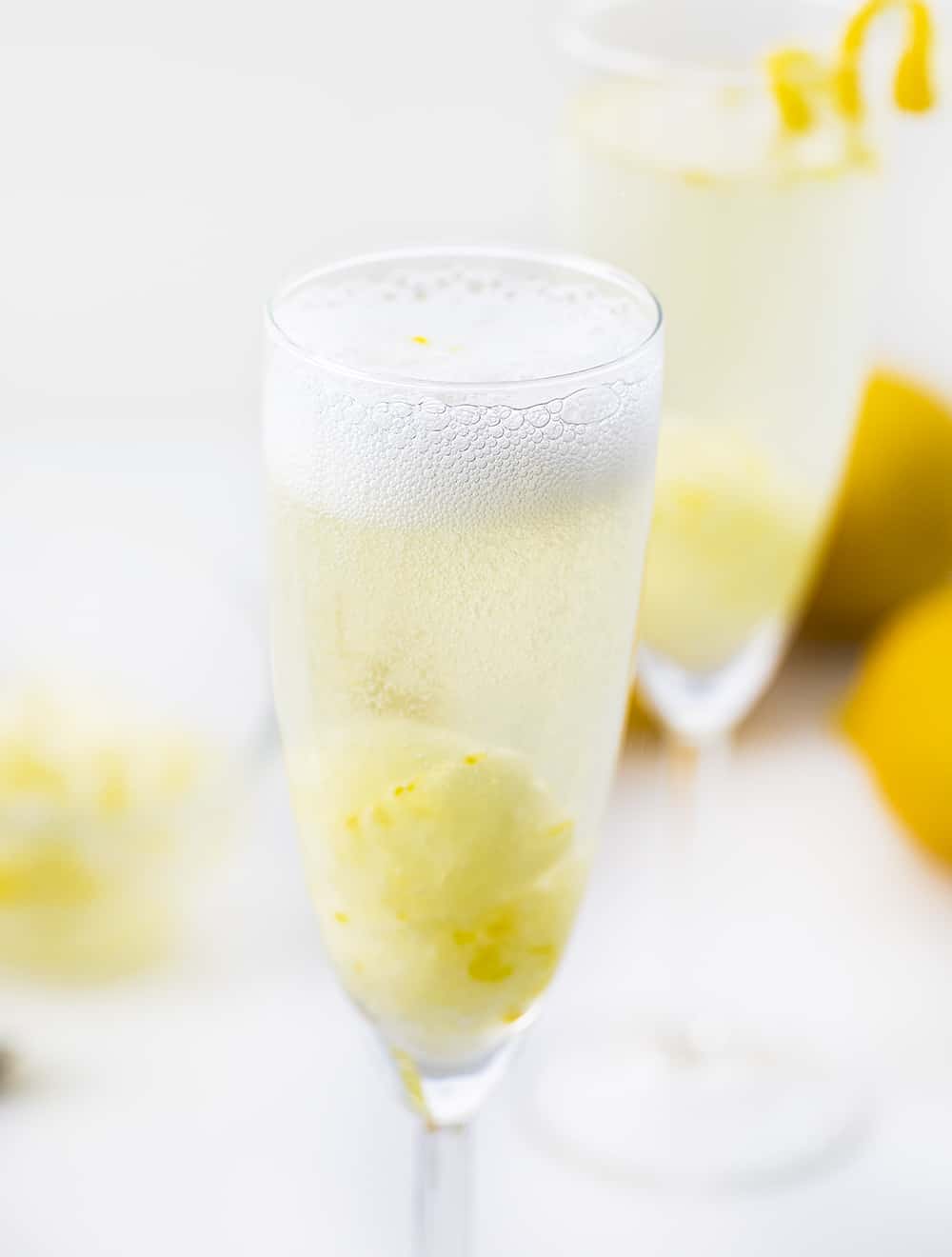 柠檬伏特加Prosecco的玻璃