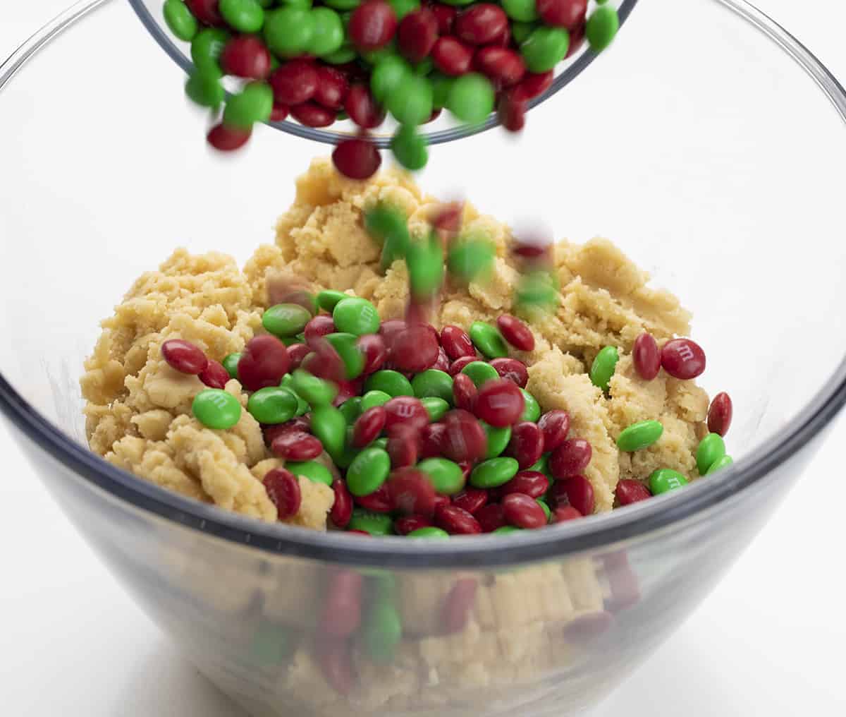 M&M添加到饼干面团