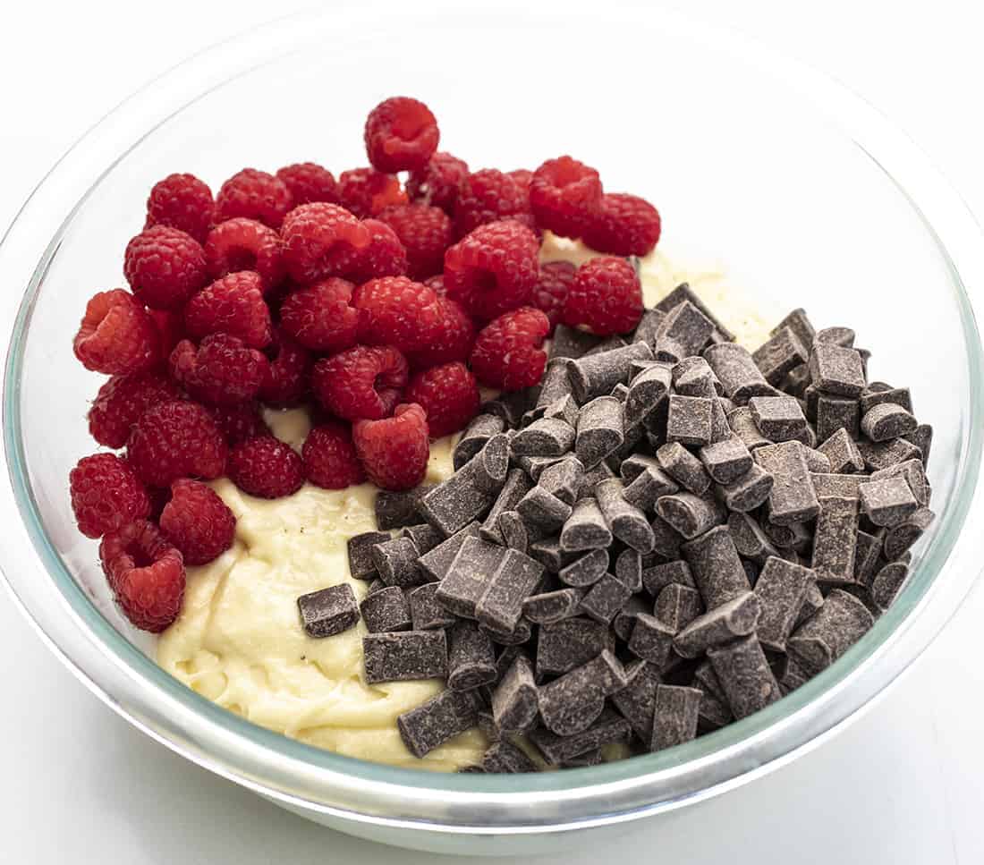 一碗生的覆盆子巧克力松饼