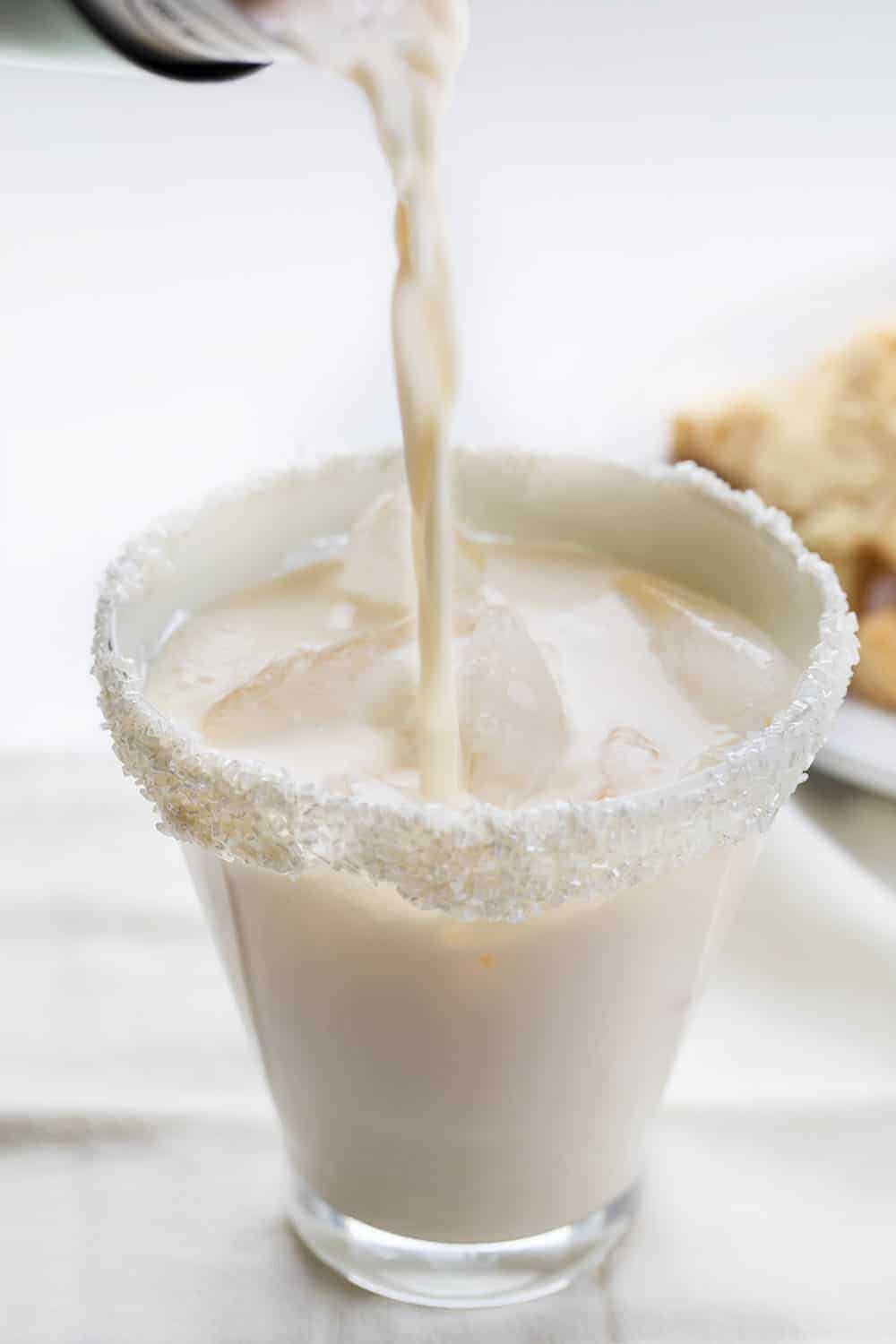 酒精涌入糖曲奇饼干马提尼鸡尾酒——糖