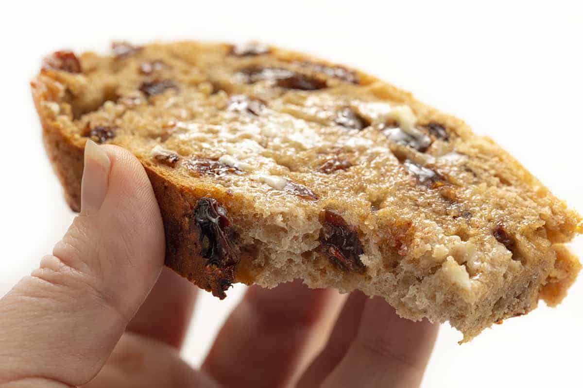 牵手的肉桂葡萄干面包