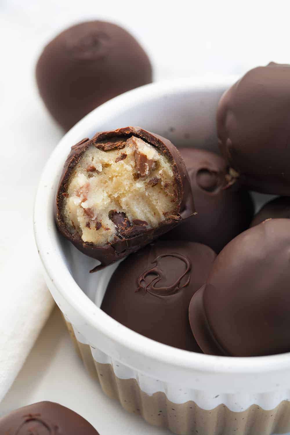 饼干面团球在碗里咬一口gydF4y2Ba