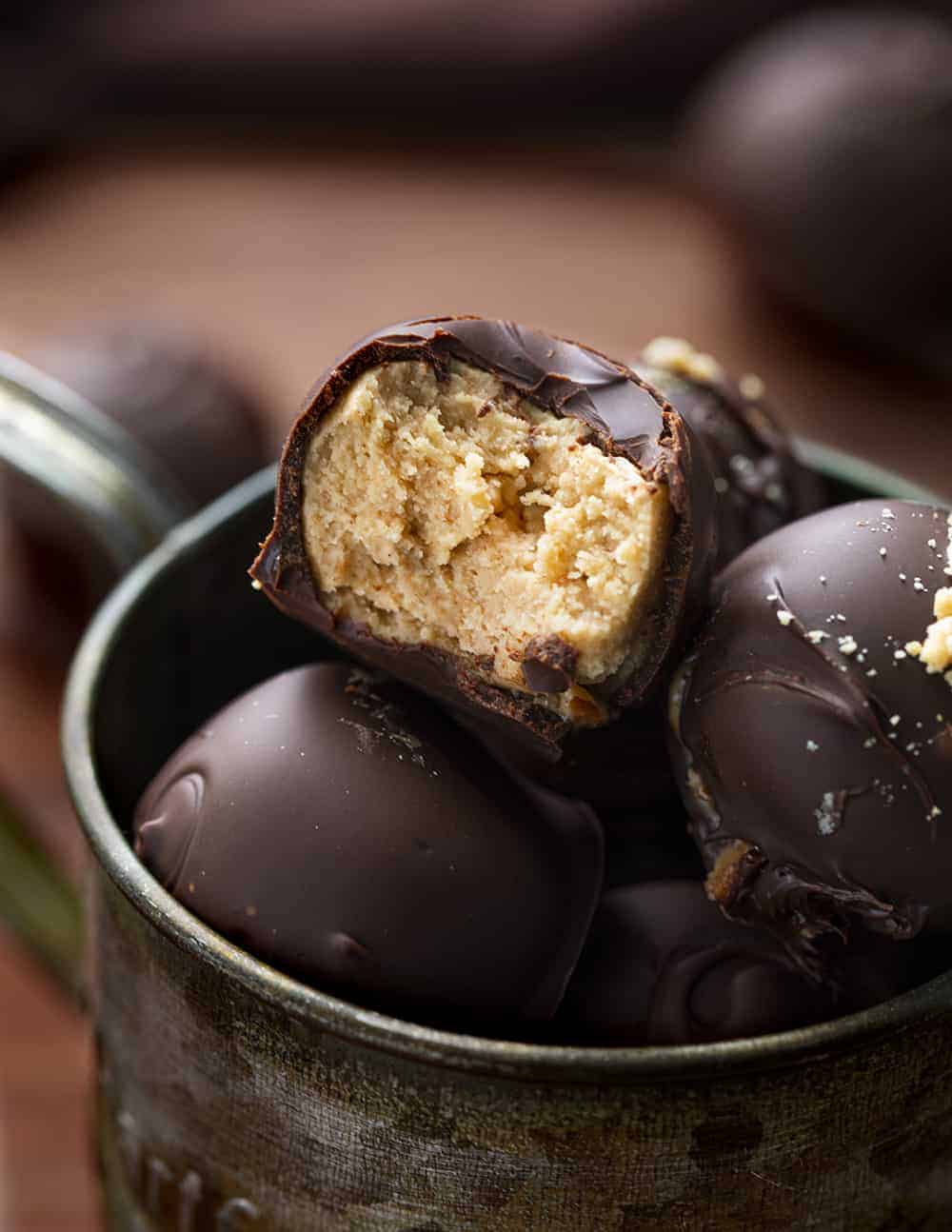 咬进花生酱球露出里面