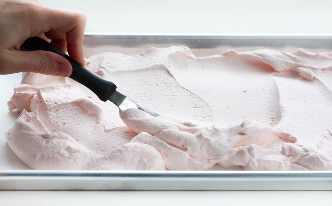 在冷冻鲜奶油心脏热巧克力前平滑鲜奶油