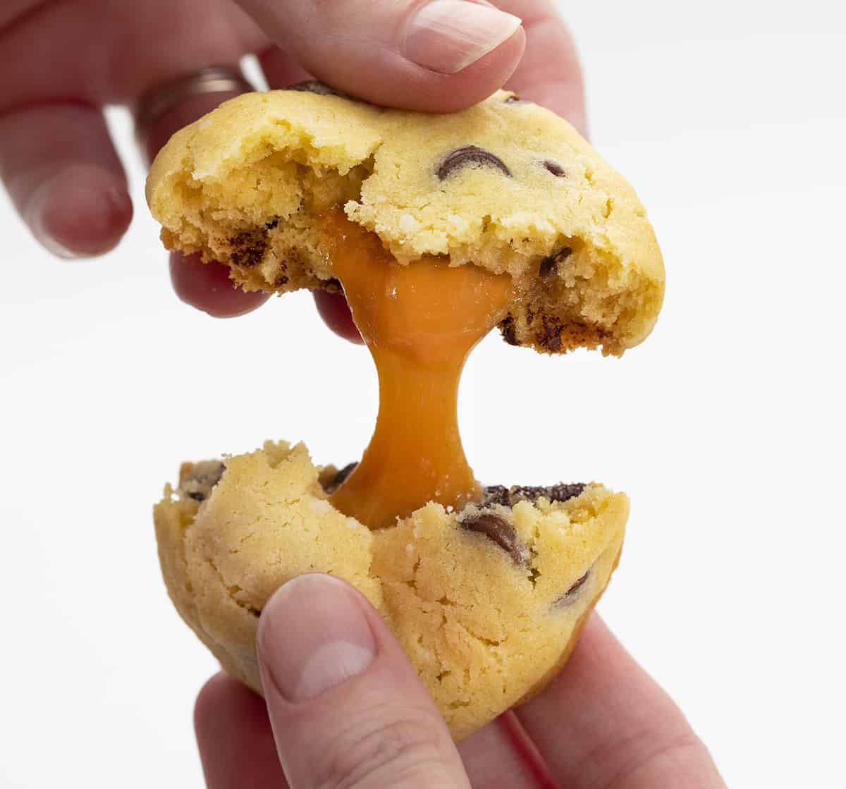 分开一个咸焦糖巧克力曲奇