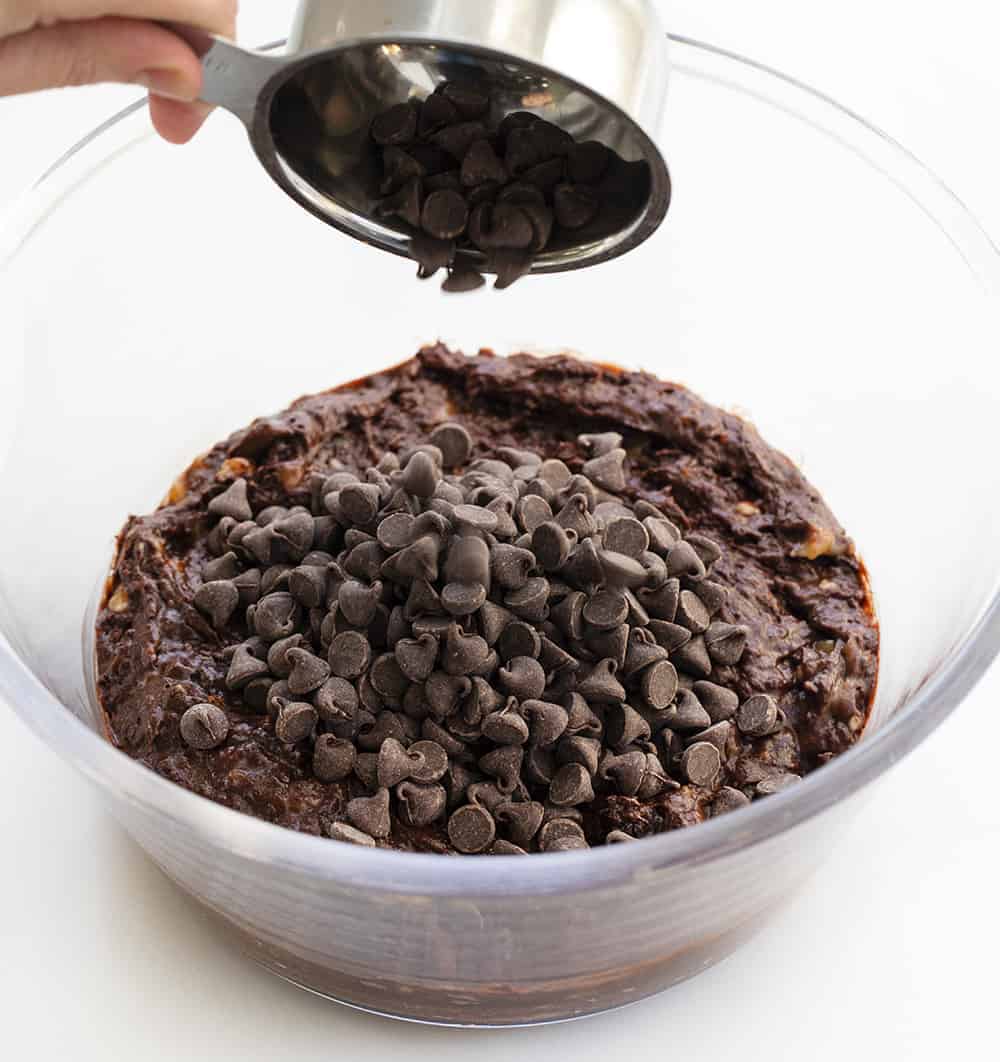 在双层巧克力香蕉面包中加入巧克力片