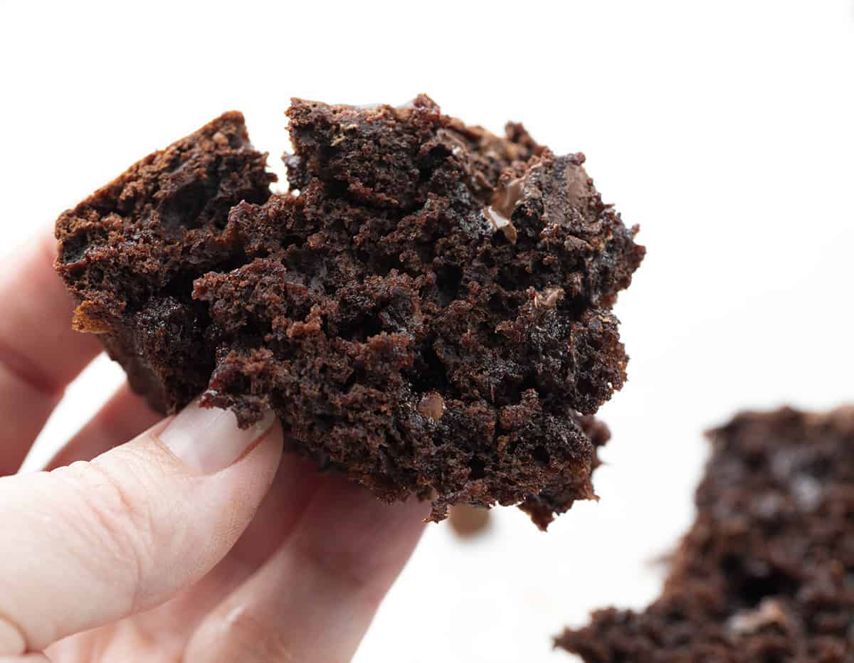 手握双层巧克力香蕉面包