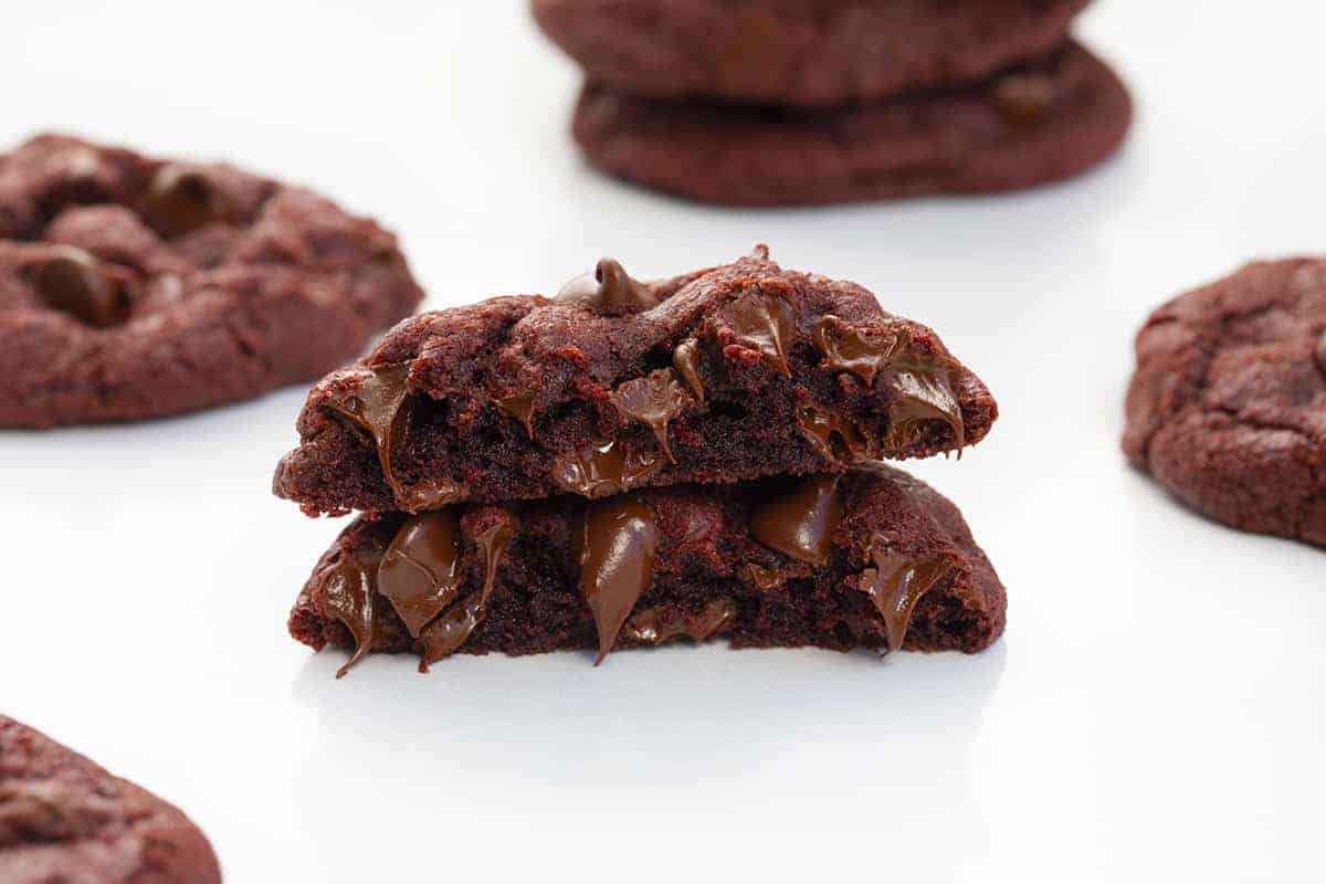 堆叠破碎的红丝绒巧克力饼干