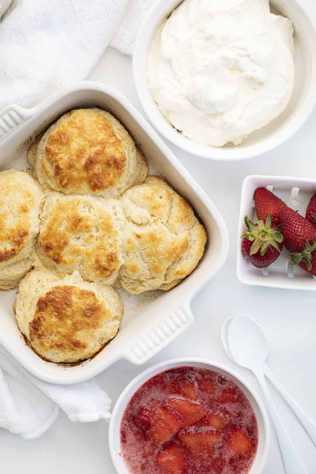 组装草莓酥饼前的原料