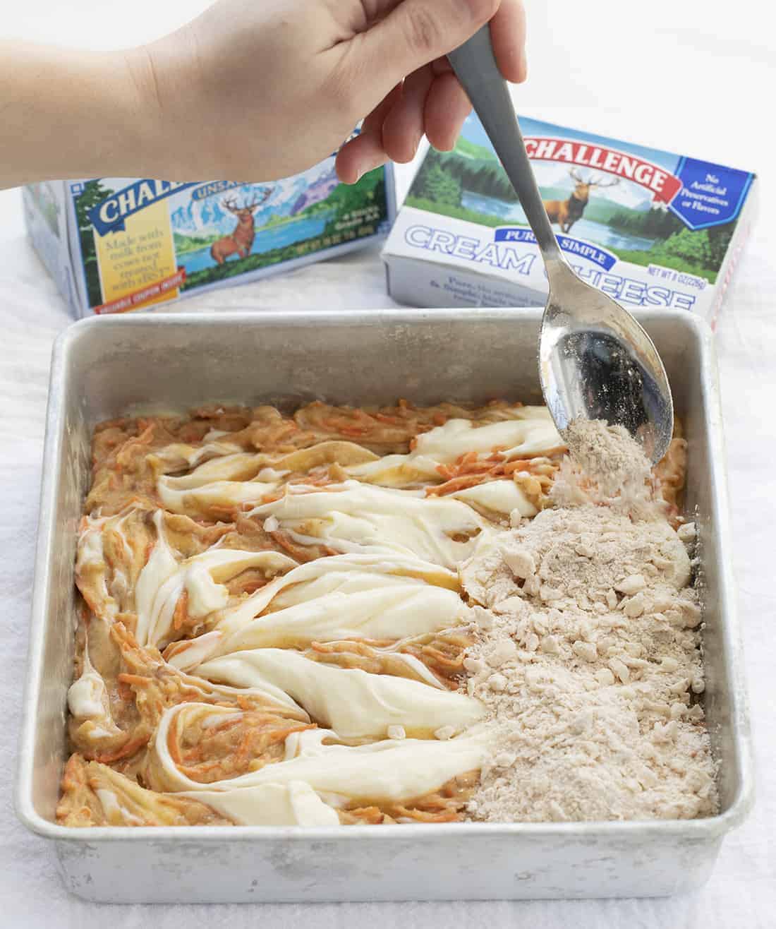 胡萝卜蛋糕酒吧在锅里挑战黄油盒