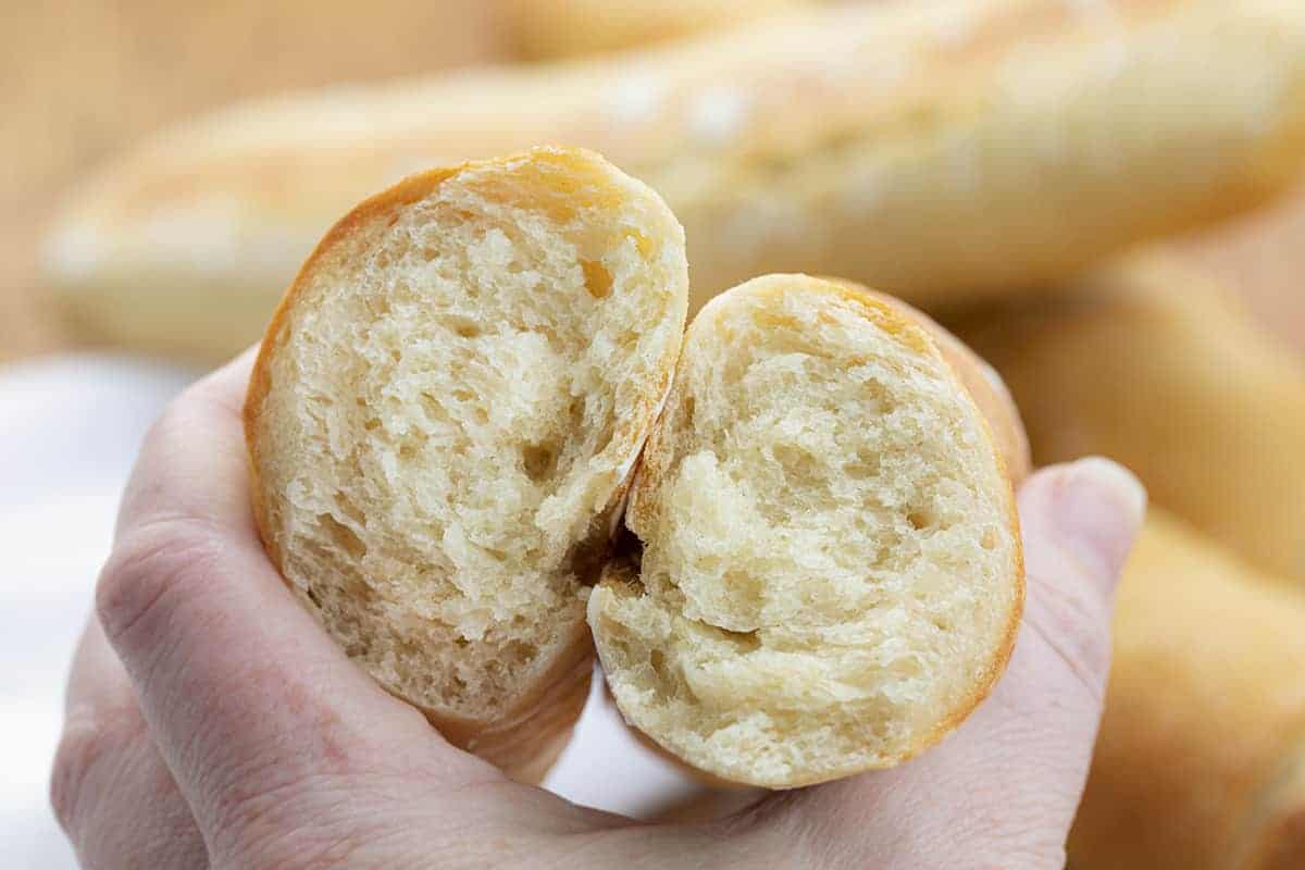 切成一半的法式长棍