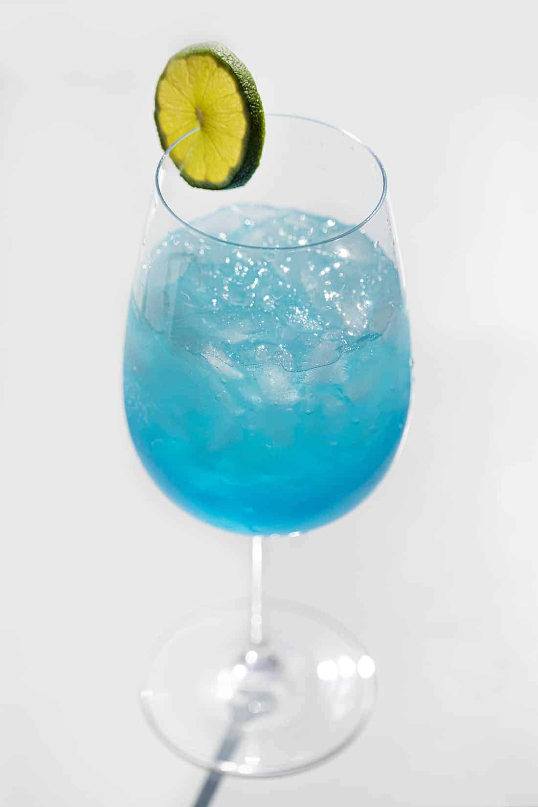 在阳光下醉酒美人鱼鸡尾酒