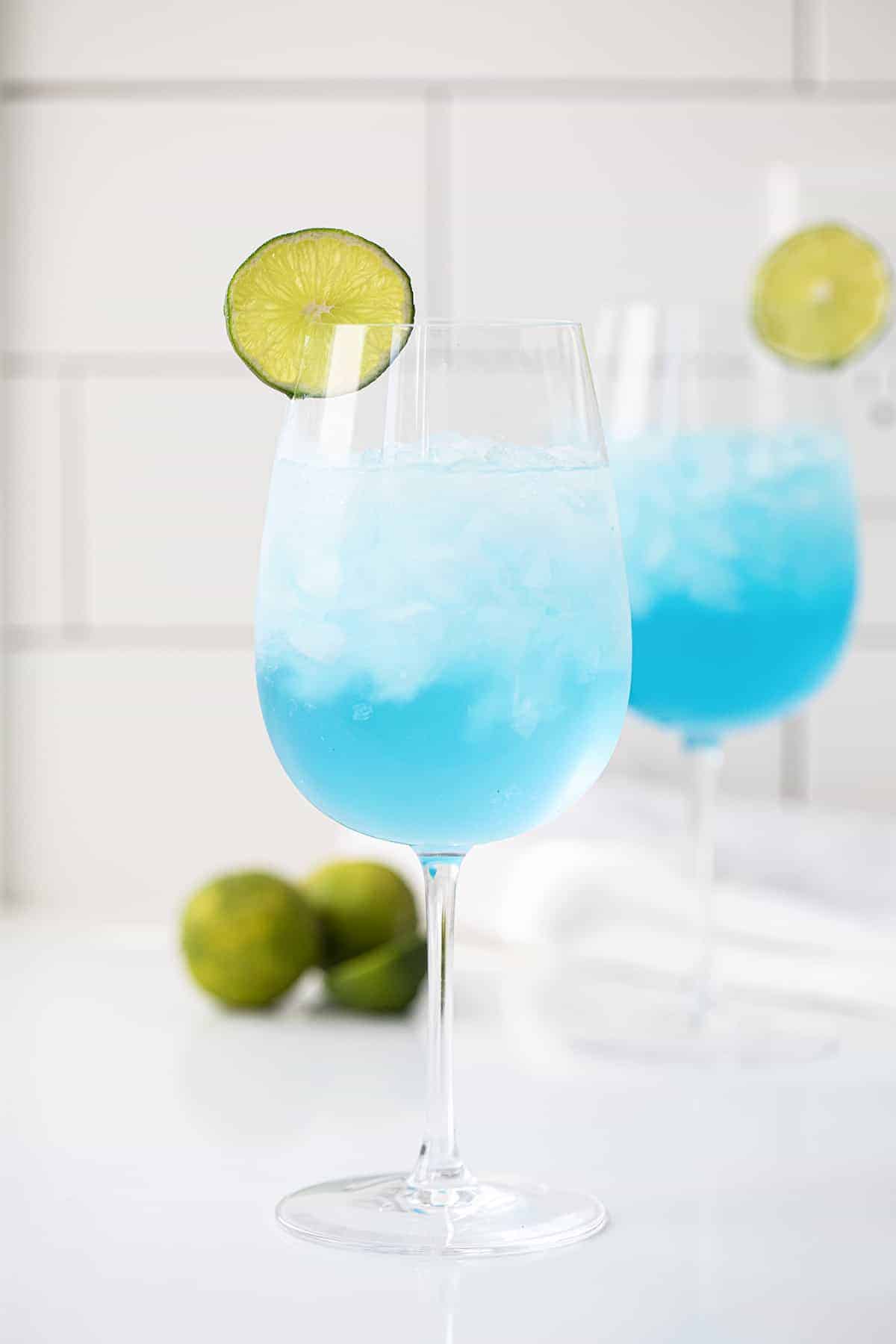 两个喝醉的美人鱼鸡尾酒