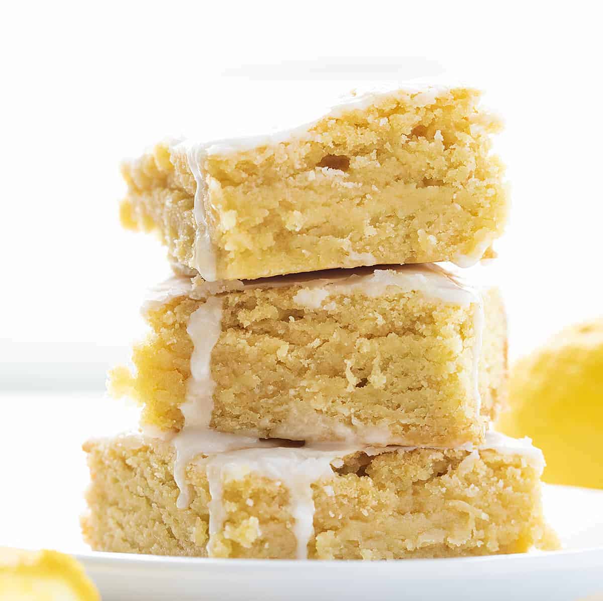 盘子里的一叠柠檬布朗尼