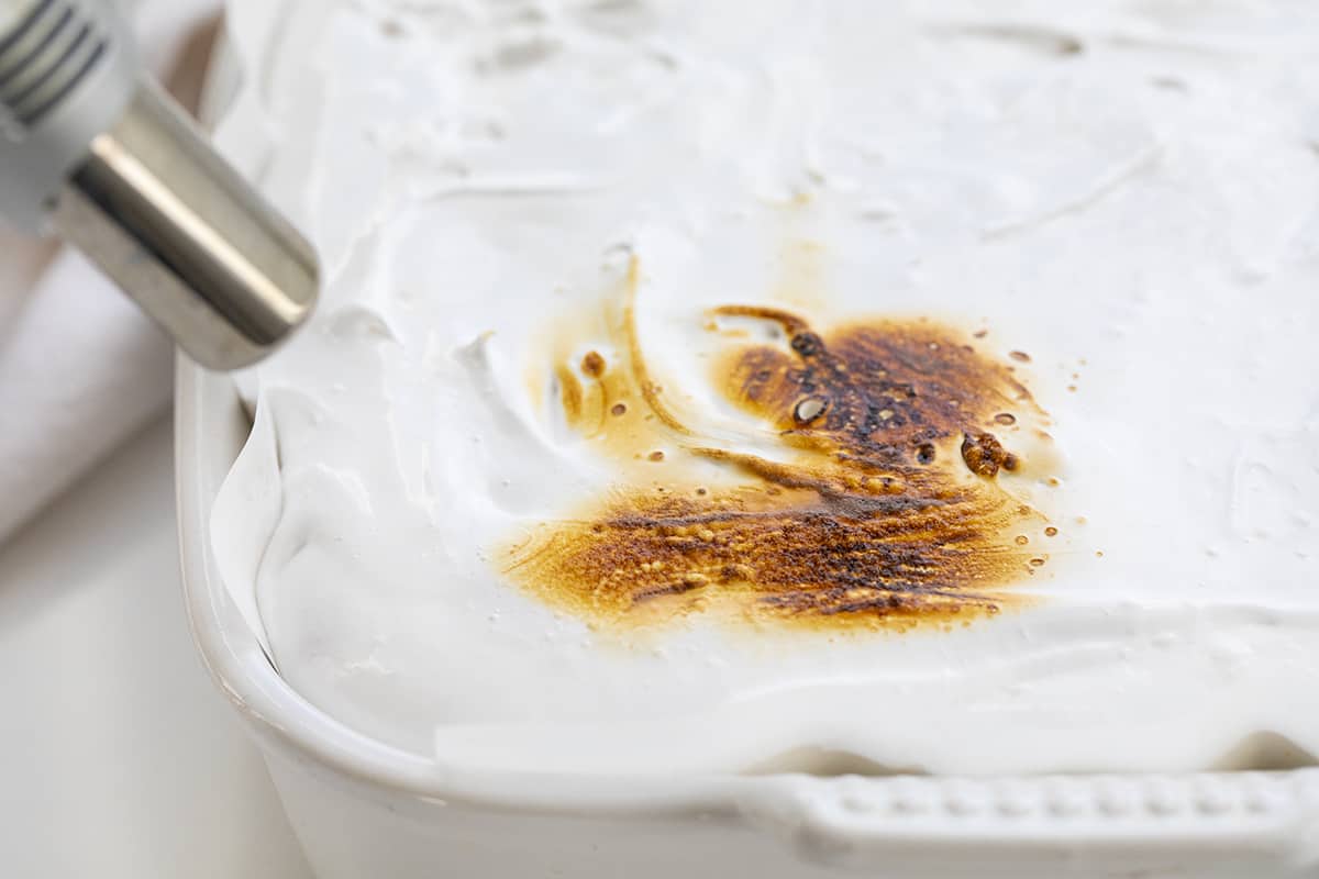 在棉花糖布朗尼上烤棉花糖