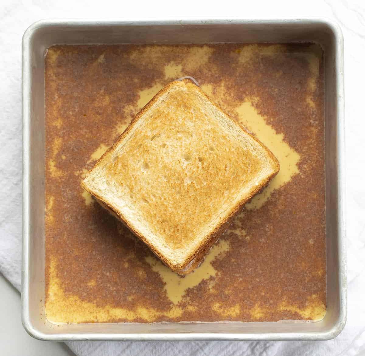 在鸡蛋混合物中加入填充的法式吐司