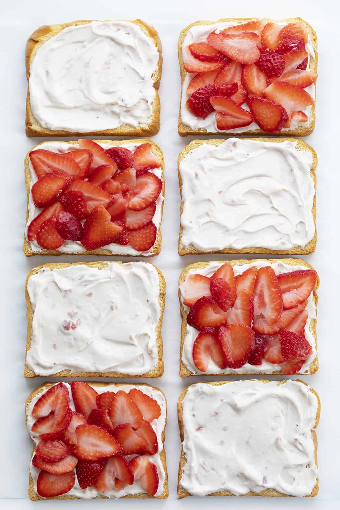 制作草莓填充法式吐司的过程