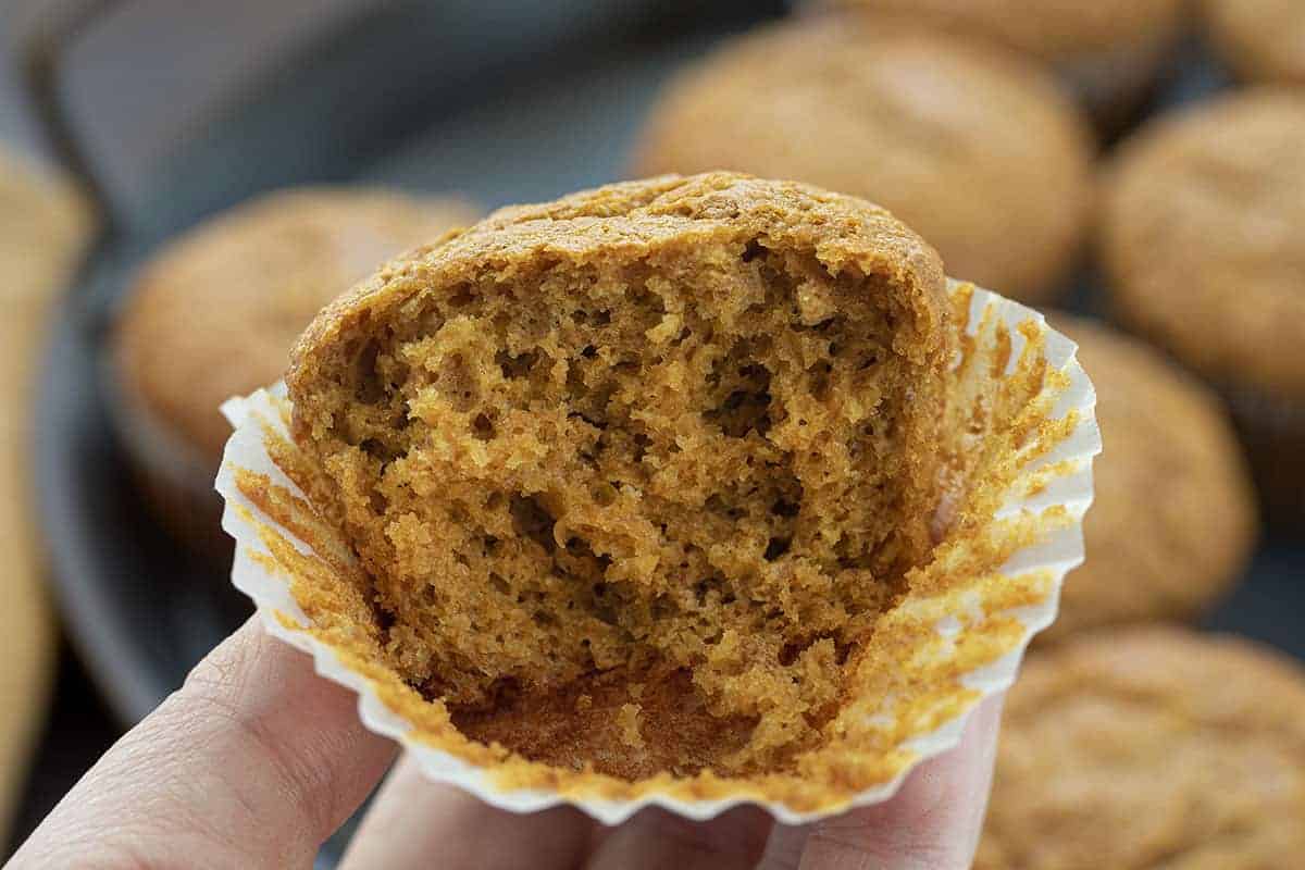 手握半块麦麸松饼