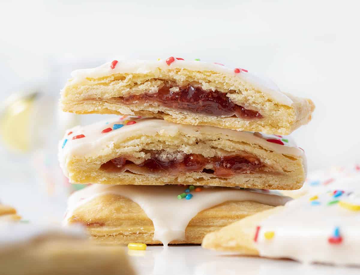 对半草莓馅饼露出里面